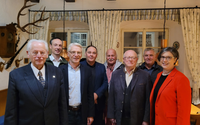 Fred-Harald Heller (links), der neue Vorstand Richard Alberter (2.v. links), jeweils mit Team, sowie Referentin Dr. Ulrike Kirchhoff (rechts)