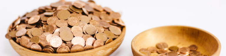 Ungleich verteilte Geldmünzen in Holzschalen